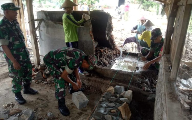 Babinsa Gotong Royong Bantu Warga, Kali Ini Fokus Bangun Fondasi Rumah di Dusun Banaran