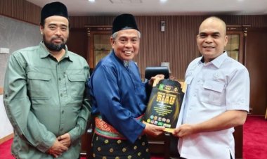 Datuk Seri Taufik Ikram Jamil Serahkan Naskah Akademik dan Draf RUU Daerah Istimewa Riau ke DPRD