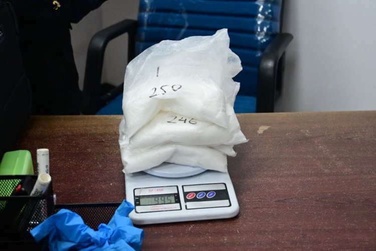 Avsec dan Lanud RSN Gagalkan Penyelundupan Sabu Hampir 1 Kg di Bandara SSK II Pekanbaru