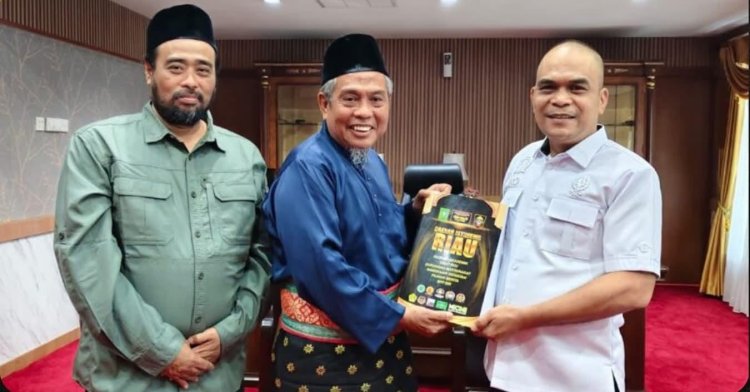 Datuk Seri Taufik Ikram Jamil Serahkan Naskah Akademik dan Draf RUU Daerah Istimewa Riau ke DPRD