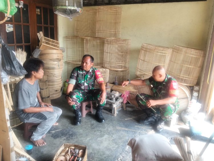 Babinsa Sragen Dukung Pengrajin Bambu Tingkatkan Ekonomi Desa