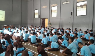 Babinsa Gemolong Tanamkan Wasbang di SMK Sakti