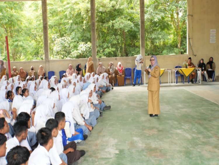 Wabup Kampar Misharti Sosialisasikan Bahaya HIV/AIDS di SMA Negeri 1 Kampar Kiri