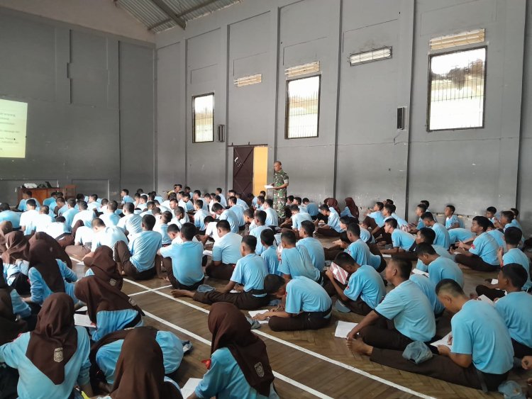 Babinsa Gemolong Tanamkan Wasbang di SMK Sakti