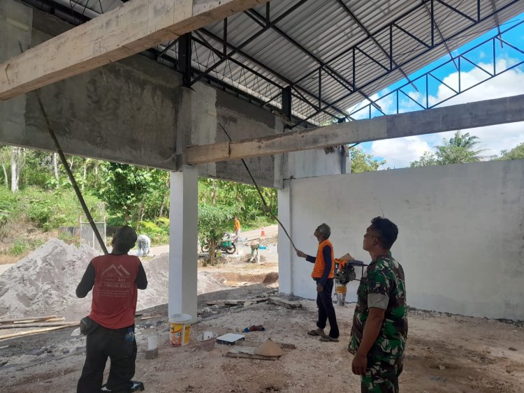 Babinsa Paranggupito Kawal Pembangunan Koperasi Desa Gunturharjo