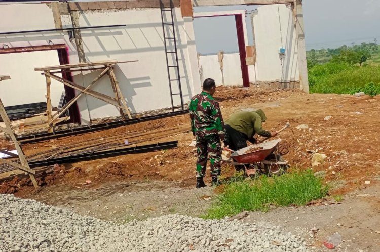 Babinsa Nguntoronadi Kawal Pembangunan KDKMP Desa Gebang Wonogiri