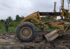 Fokus pada Kualitas Jalan Sasaran TMMD Ke-129, Satgas Kodim 0313/KPR Kerahkan 7 Unit Dump Truck Ratakan Batu Pecah