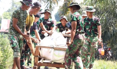 Tembus Jalan 1,5 Kilometer dengan Gerobak Sorong, Satgas TMMD Kodim 0313/KPR Langsir Material Rumah Ibu Diasan