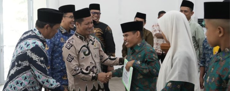 PLT Bupati Kuansing Serahkan Bonus Kafilah MTQ Berprestasi, Raih Peringkat III Riau