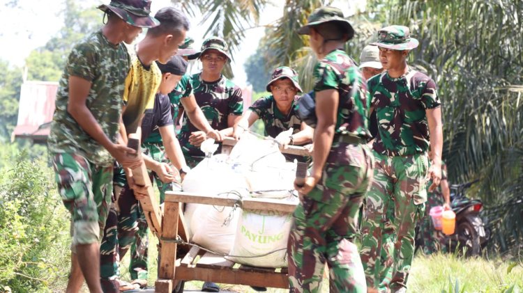 Tembus Jalan 1,5 Kilometer dengan Gerobak Sorong, Satgas TMMD Kodim 0313/KPR Langsir Material Rumah Ibu Diasan