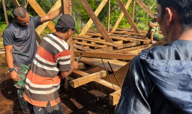 Kembali Lanjutkan Pekerjaan, Satgas TMMD Ke-129 Kodim 0313/KPR Geber Pembangunan Rumah Bapak Diasan di Desa Parit Baru