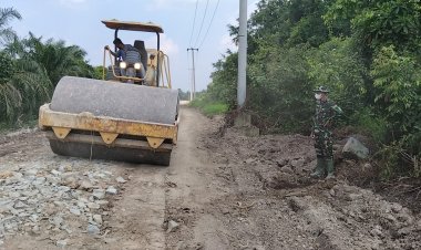 ​Tutup Jalan Berlubang dan Merapikan Bahu Jalan, Satgas TMMD ke-129 Kodim 0313/KPR Dipacu Hingga Jembatan T. Tahal