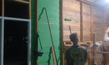 Kejar Target TMMD ke-129, Satgas Kodim 0313/KPR 'Serbu' Lembur Pengerjaan Rumah Ibu Timah Pada Malam Hari