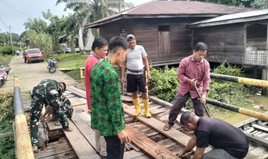 Perkuat Kemanunggalan TNI dan Rakyat, Satgas TMMD ke-129 Kodim 0313/KPR dan Warga Gotong Royong Perbaiki Jembatan jalan Desa