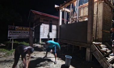 Semangat Gotong Royong Menerobos Malam, Pembangunan MCK Dusun 1 Terus Dipacu Satgas TMMD Ke 129 Kodim 0313/KPR