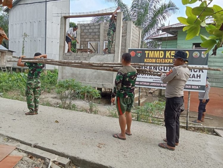 TMMD ke-129 Kodim 0313/KPR: Gotong Royong Kerjakan Pembangunan MCK Masjid Al-Hijrah di Dusun 1 Capai. Progres 70 Persen