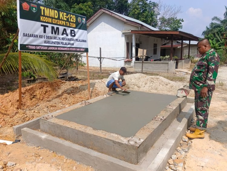 Wujudkan Program TMAB, Satgas TMMD ke-129 Kodim 0313/KPR Rampungkan Pengecoran Lantai Fondasi di Pelalawan
