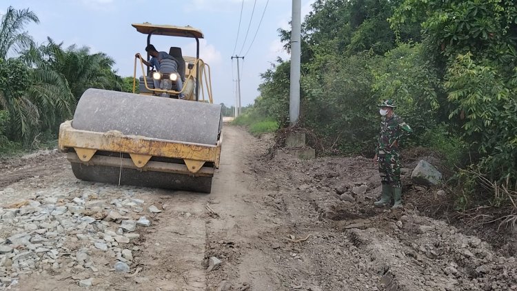 ​Tutup Jalan Berlubang dan Merapikan Bahu Jalan, Satgas TMMD ke-129 Kodim 0313/KPR Dipacu Hingga Jembatan T. Tahal