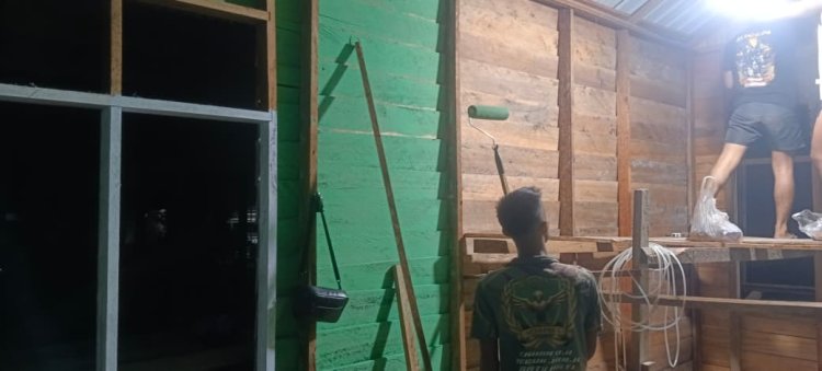 Kejar Target TMMD ke-129, Satgas Kodim 0313/KPR 'Serbu' Lembur Pengerjaan Rumah Ibu Timah Pada Malam Hari